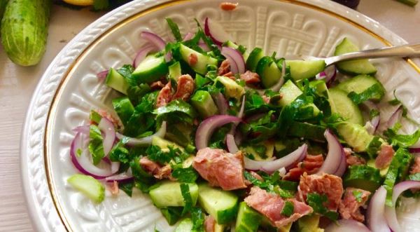 Огуречный салат с тунцом 