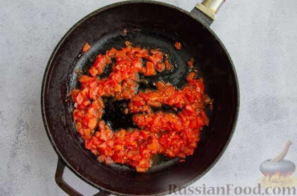 Жареная рыба в томатном соусе со сладким перцем и чесноком
