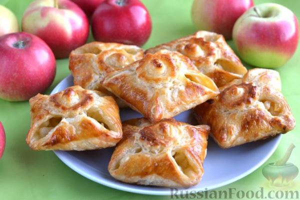 Слоёные пирожки-конвертики с яблоками