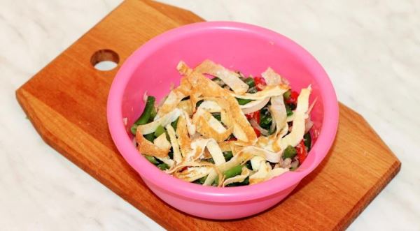 Салат со стручковой фасолью, тунцом и блинами