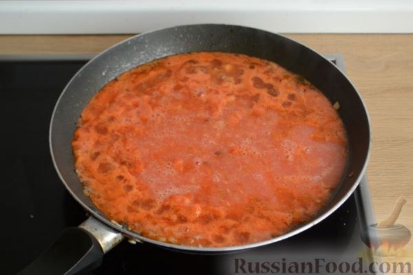 Тефтели с сыром, тушенные в томатном соусе, с оливками