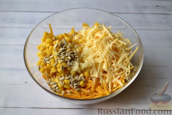 Салат из свежей тыквы с сыром, кукурузой и семечками подсолнечника
