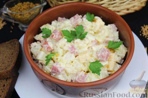 Салат с колбасой, картофелем, сыром и яйцами