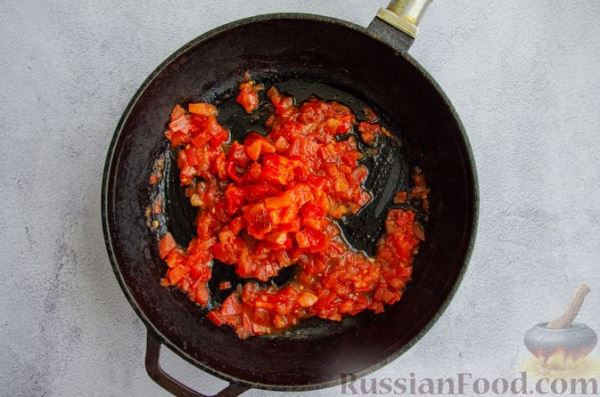 Жареная рыба в томатном соусе со сладким перцем и чесноком