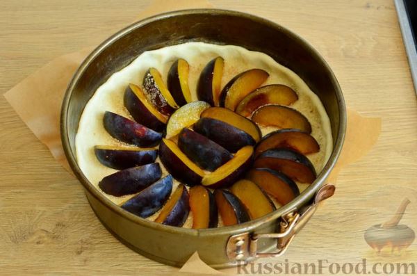 Творожный пирог со сливами и грецкими орехами в карамели