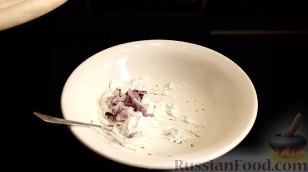Слоёный салат с сельдью и сметаной