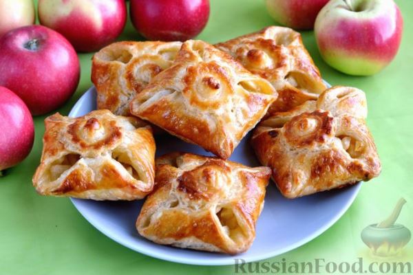 Слоёные пирожки-конвертики с яблоками