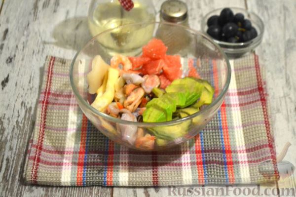 Салат из морепродуктов и авокадо, в грейпфруте