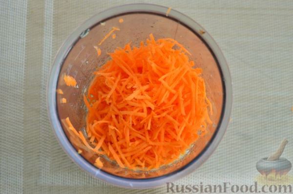 Морковно-яблочный смузи с апельсином и семечками подсолнечника