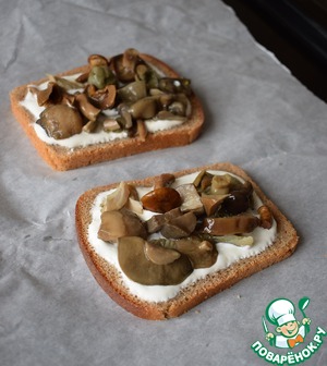 Горячие бутерброды с солеными грибами