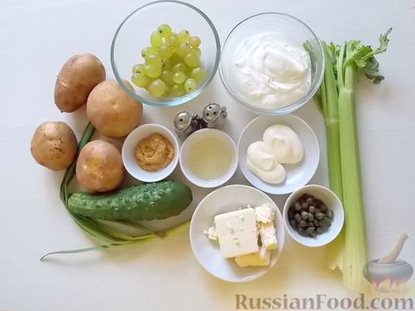 Салат с сельдереем, огурцом, картофелем и виноградом