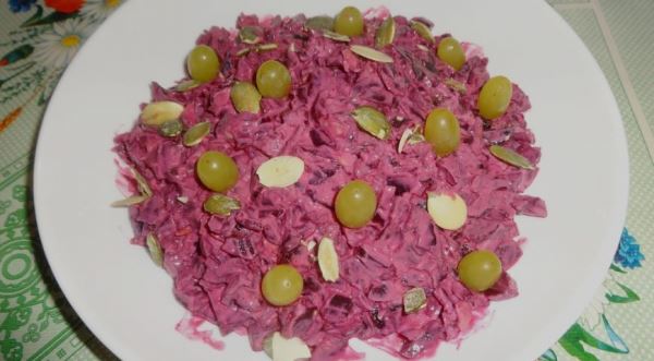 Салат из свёклы с черносливом, тыквенными семечками и виноградом