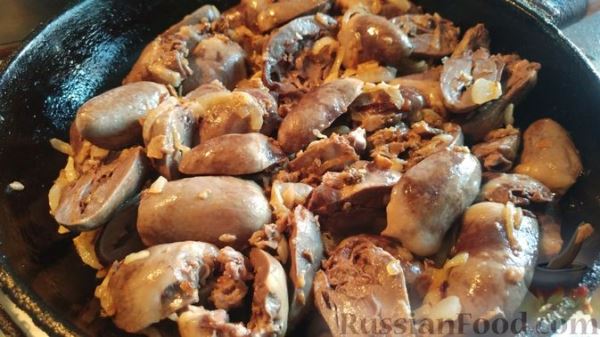 Индюшиные сердечки с грибами, тушенные в сливочном соусе