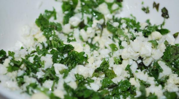 Салат из орекьетте с зеленью и яйцом