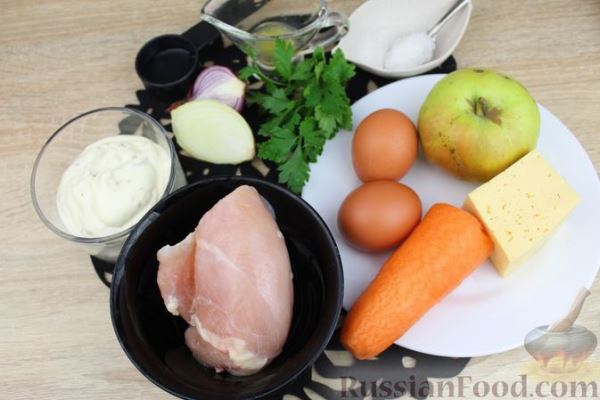 Слоёный салат с курицей, морковью, яблоком и яйцами
