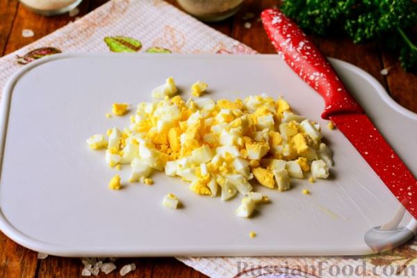 Салат из редьки с яйцом и кукурузой